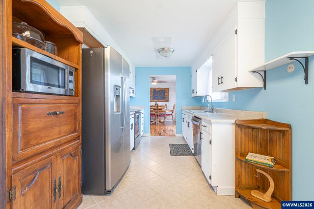 586 45th Pl NE, Salem, OR 97301