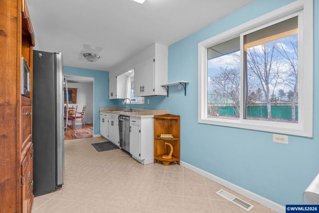 586 45th Pl NE, Salem, OR 97301