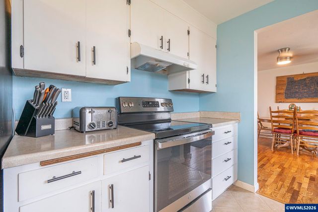 586 45th Pl NE, Salem, OR 97301