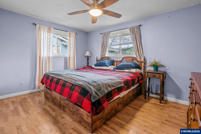 586 45th Pl NE, Salem, OR 97301