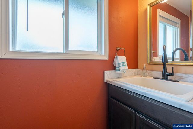 586 45th Pl NE, Salem, OR 97301