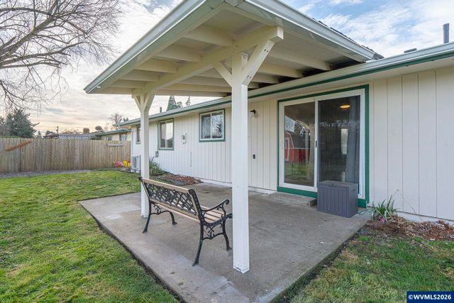 586 45th Pl NE, Salem, OR 97301