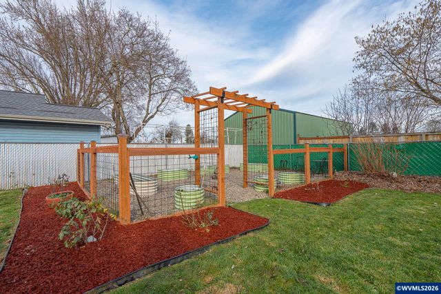 586 45th Pl NE, Salem, OR 97301