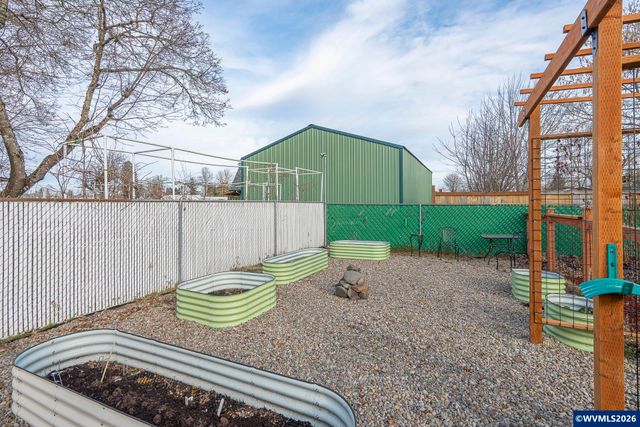 586 45th Pl NE, Salem, OR 97301