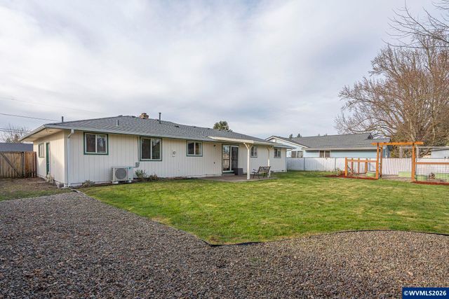 586 45th Pl NE, Salem, OR 97301