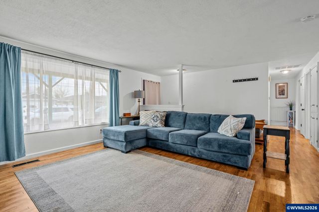 586 45th Pl NE, Salem, OR 97301