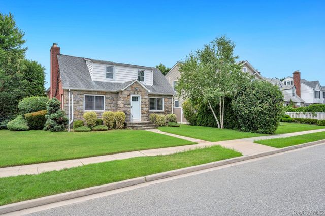 52 Yorktown Street, Rockville Centre, NY 11570