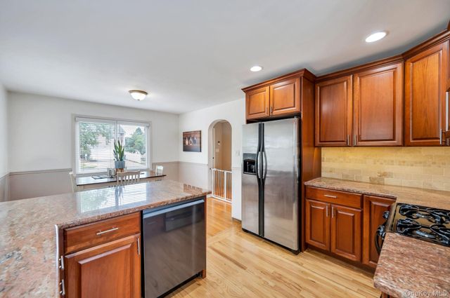 52 Yorktown Street, Rockville Centre, NY 11570