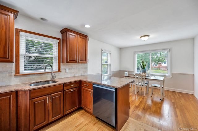 52 Yorktown Street, Rockville Centre, NY 11570
