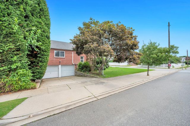 52 Yorktown Street, Rockville Centre, NY 11570