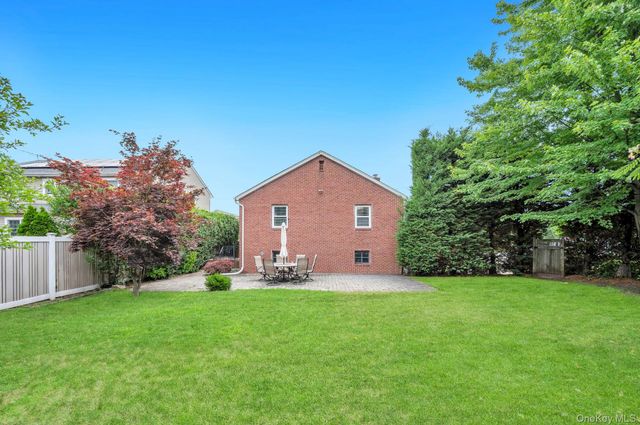 52 Yorktown Street, Rockville Centre, NY 11570