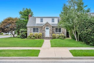 52 Yorktown Street, Rockville Centre, NY 11570