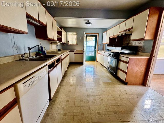 1367 W Saratoga Street, Ferndale, MI 48220