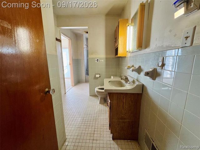 1367 W Saratoga Street, Ferndale, MI 48220