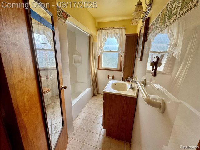 1367 W Saratoga Street, Ferndale, MI 48220