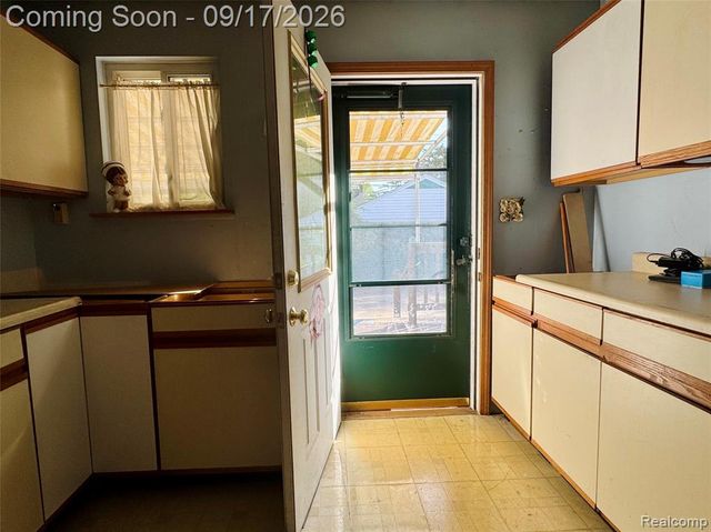 1367 W Saratoga Street, Ferndale, MI 48220