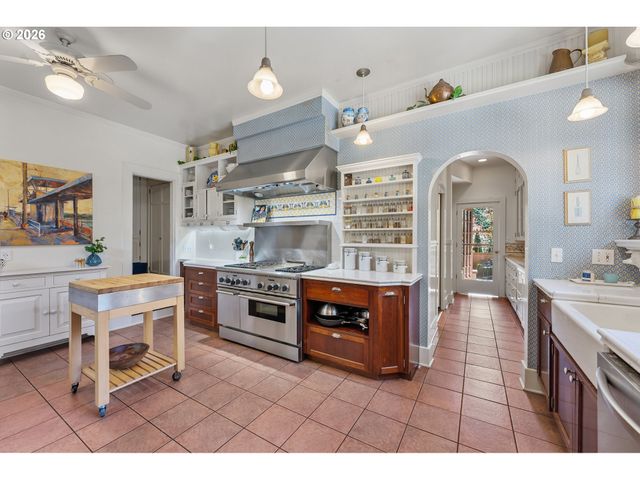 3574 E BURNSIDE St, Portland, OR 97214