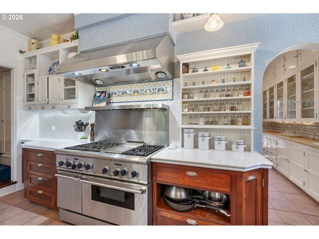 3574 E BURNSIDE St, Portland, OR 97214