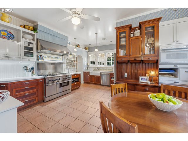 3574 E BURNSIDE St, Portland, OR 97214