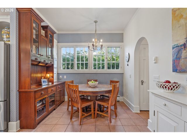 3574 E BURNSIDE St, Portland, OR 97214