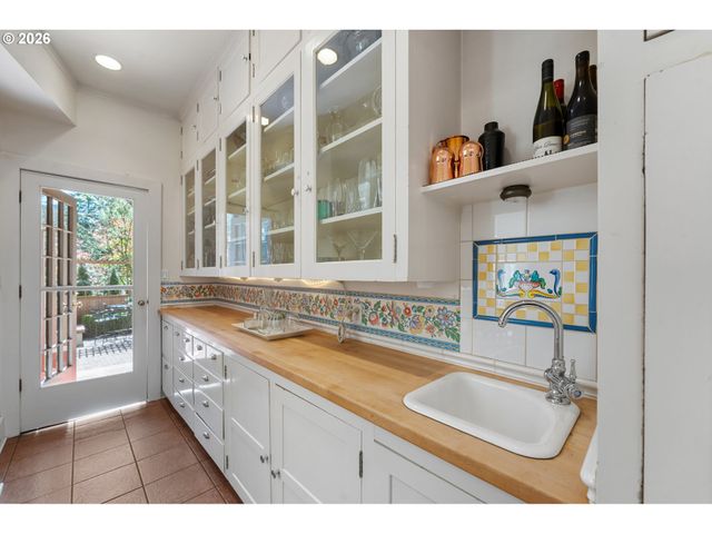 3574 E BURNSIDE St, Portland, OR 97214