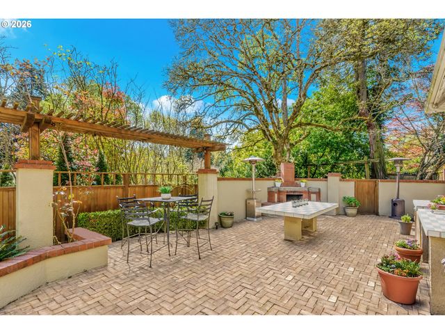 3574 E BURNSIDE St, Portland, OR 97214