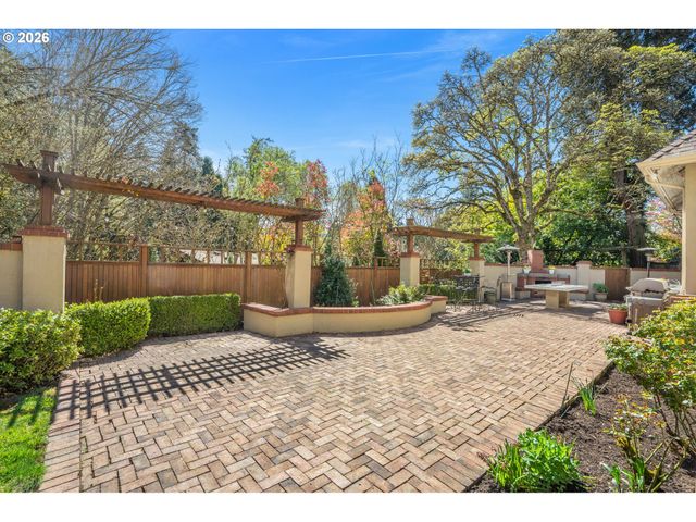 3574 E BURNSIDE St, Portland, OR 97214