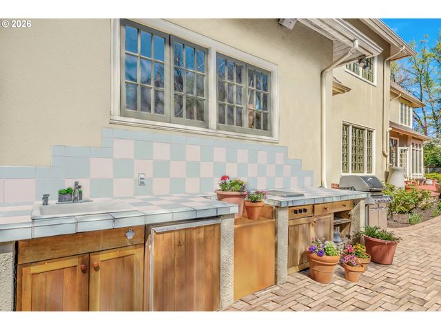 3574 E BURNSIDE St, Portland, OR 97214