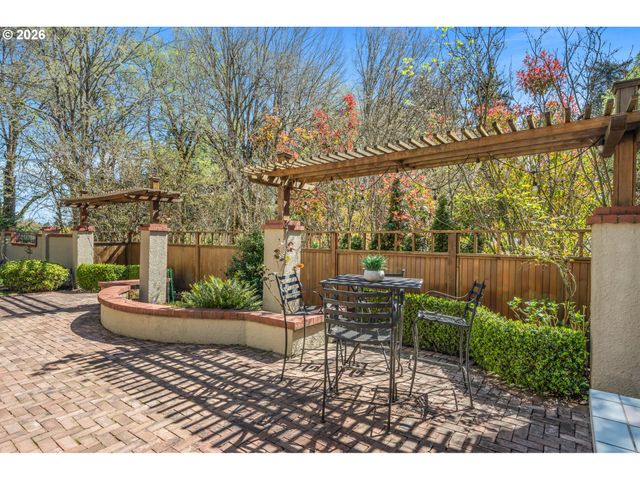 3574 E BURNSIDE St, Portland, OR 97214