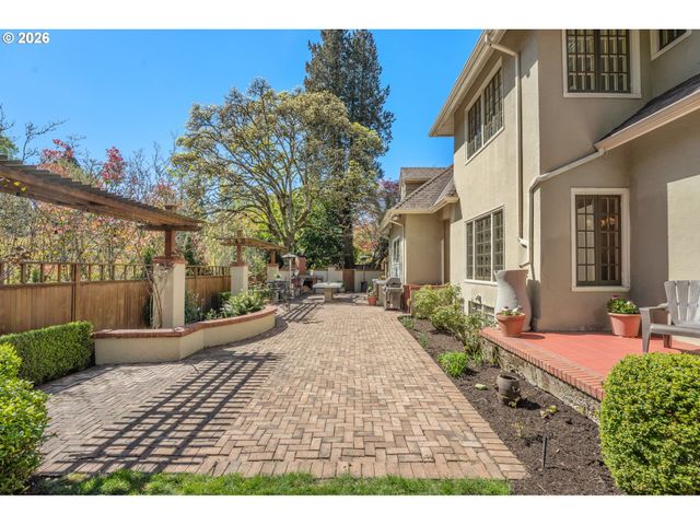 3574 E BURNSIDE St, Portland, OR 97214