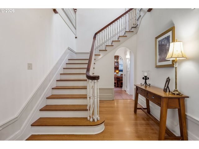 3574 E BURNSIDE St, Portland, OR 97214