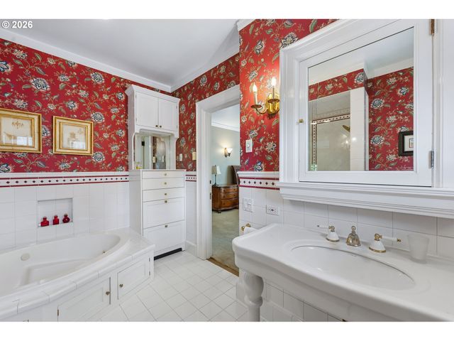 3574 E BURNSIDE St, Portland, OR 97214