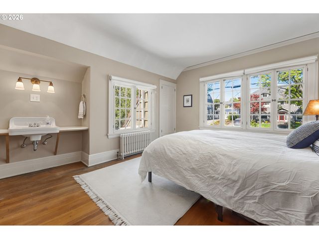 3574 E BURNSIDE St, Portland, OR 97214