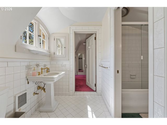 3574 E BURNSIDE St, Portland, OR 97214