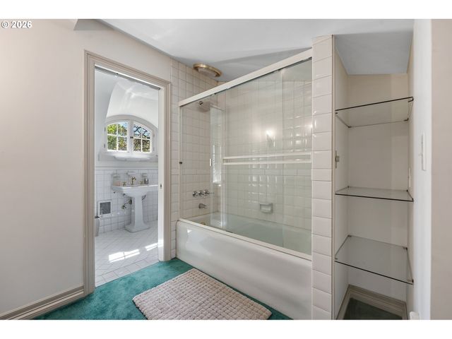 3574 E BURNSIDE St, Portland, OR 97214