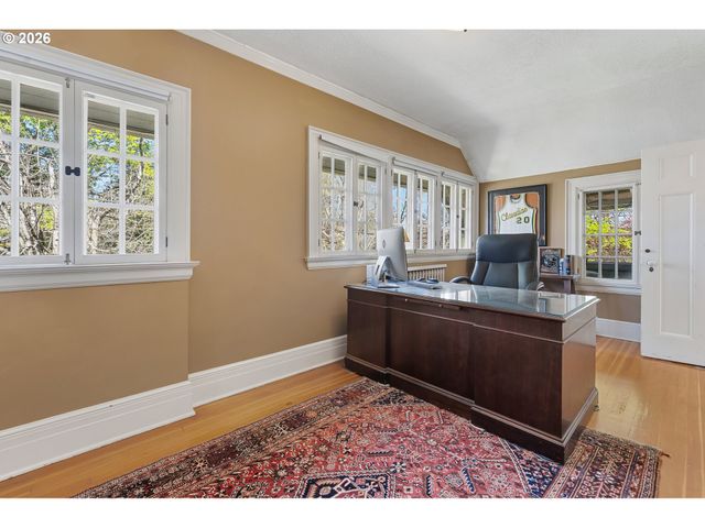 3574 E BURNSIDE St, Portland, OR 97214