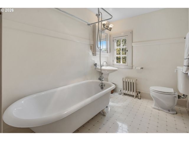 3574 E BURNSIDE St, Portland, OR 97214