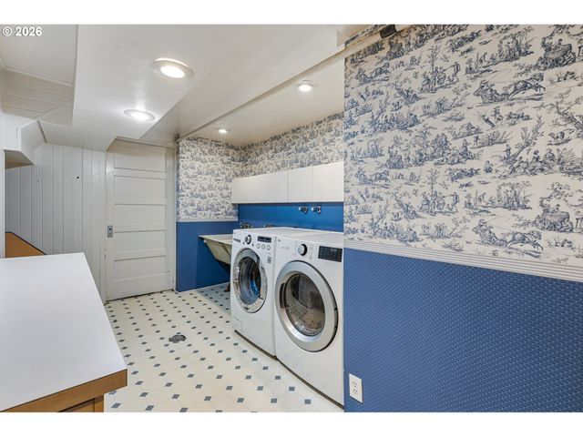 3574 E BURNSIDE St, Portland, OR 97214