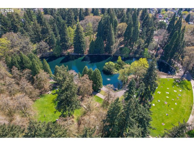 3574 E BURNSIDE St, Portland, OR 97214