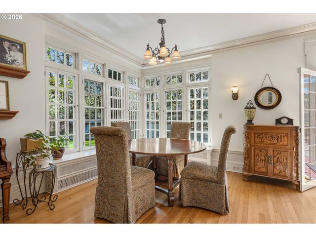 3574 E BURNSIDE St, Portland, OR 97214