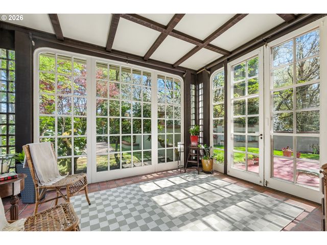 3574 E BURNSIDE St, Portland, OR 97214