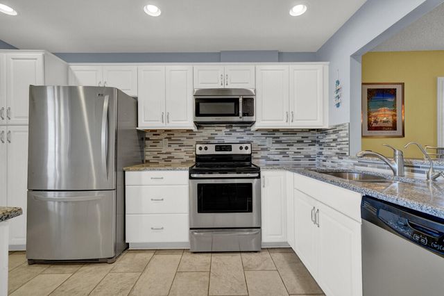 6901 SE Constitution Boulevard 204, Hobe Sound, FL 33455