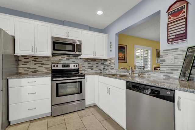 6901 SE Constitution Boulevard 204, Hobe Sound, FL 33455