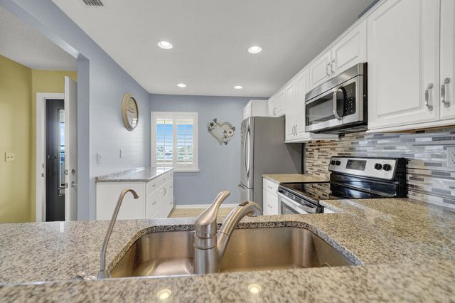 6901 SE Constitution Boulevard 204, Hobe Sound, FL 33455