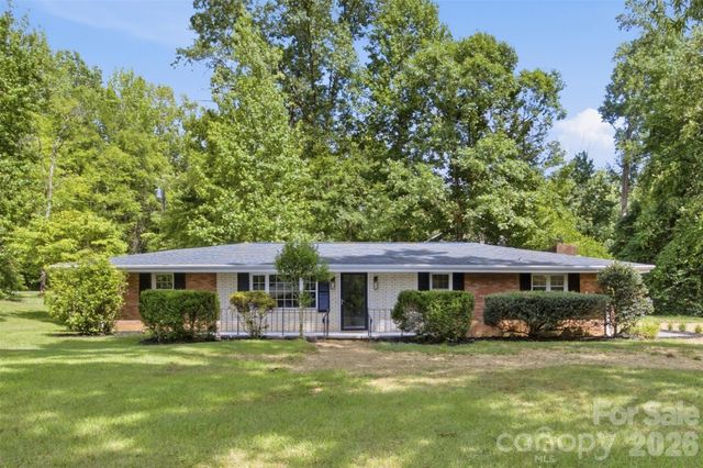 8223 Knollwood Circle, Charlotte, NC 28213