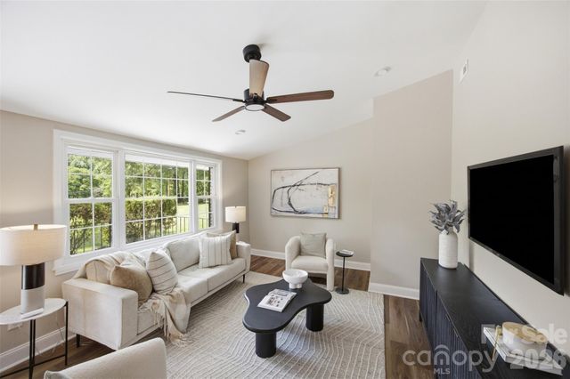 8223 Knollwood Circle, Charlotte, NC 28213
