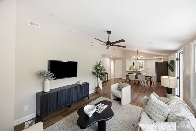 8223 Knollwood Circle, Charlotte, NC 28213
