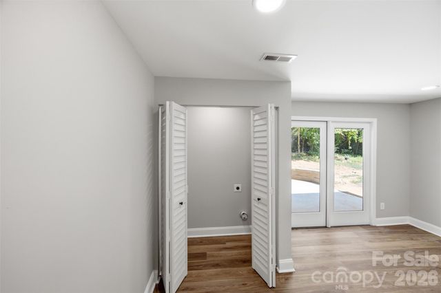 8223 Knollwood Circle, Charlotte, NC 28213