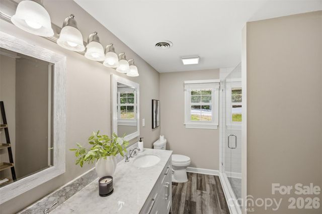 8223 Knollwood Circle, Charlotte, NC 28213