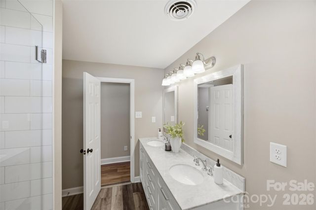 8223 Knollwood Circle, Charlotte, NC 28213
